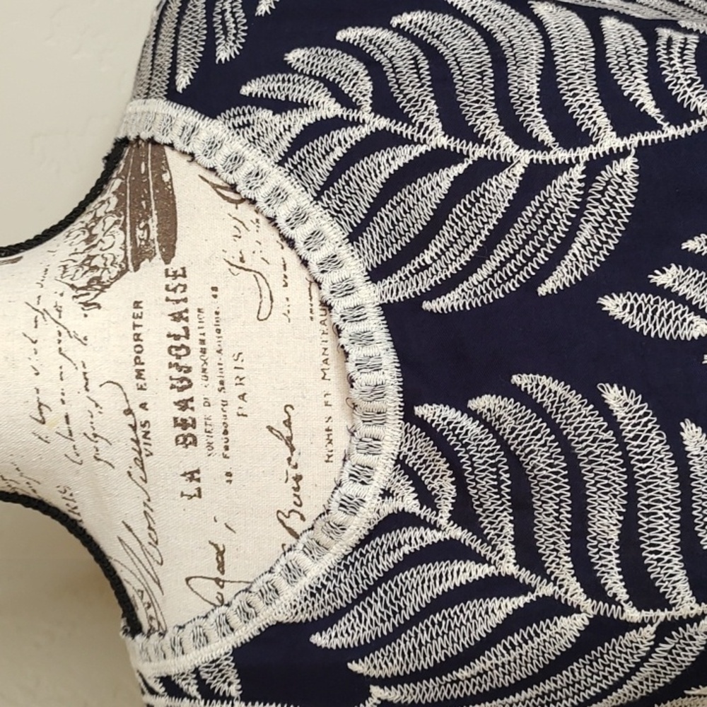 Solitaire NWT Navy Blue & White Embroidered Ferns Boxy Scalloped Hem SZ:L Blouse - Picture 8 of 14